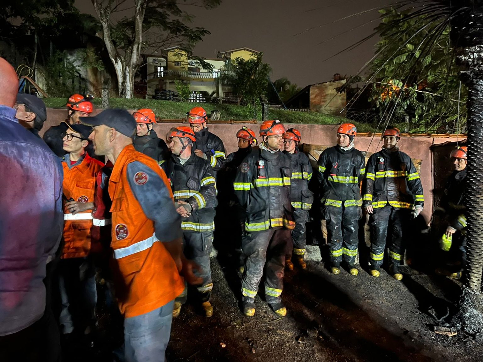 Bombeiros encerram as buscas em acidente aéreo em Vinhedo 