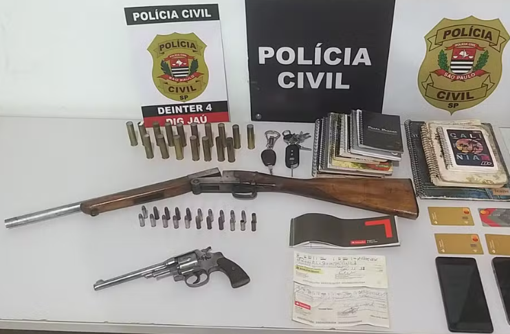 Durante Operação Poison em Jaú (SP), foram apreendidos armas, cadernos, celulares e carros do grupo criminoso. ?- Foto: Polícia Civil/reprodução