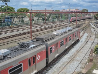 Adolescente morre atropelado por trem após pular muro para pegar bola em SP - UOL Confere