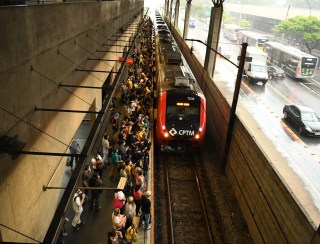 Adolescente de 16 anos é atropelado por trem e morre após pular muro da CPTM para pegar bola em SP - G1