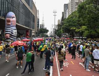 Sem Bolsonaro, manifestantes se reúnem na av. Paulista para pedir 