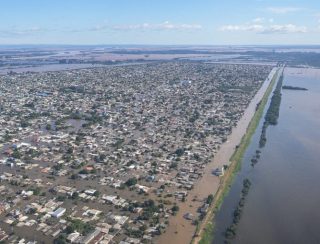 Lei facilita uso de verba federal para drenagem em município afetado por enchente