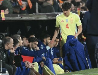 Com lesão no tornozelo, Cubarsí deixa seleção espanhola e retorna ao Barcelona