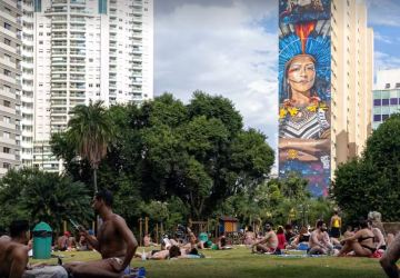 Público aproveita manhã de calor e sol forte no Parque Augusta, no Centro de SP  Foto: ALLISON SALES/FOTORUA/ESTADÃO CONTEÚDO