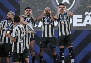 Jogadores do Botafogo comemoram o título do Campeonato Brasileiro 2024 após a vitória por 2 a 1 diante do São Paulo