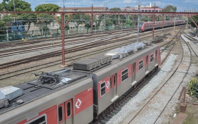 Adolescente morre atropelado por trem após pular muro para pegar bola em SP - UOL Confere