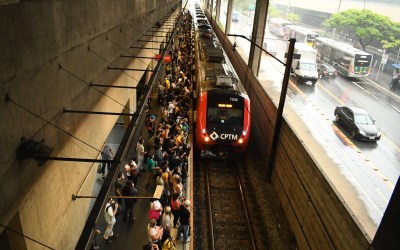 Adolescente de 16 anos é atropelado por trem e morre após pular muro da CPTM para pegar bola em SP - G1