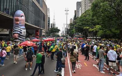 Sem Bolsonaro, manifestantes se reúnem na av. Paulista para pedir 