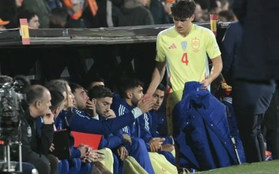 Com lesão no tornozelo, Cubarsí deixa seleção espanhola e retorna ao Barcelona